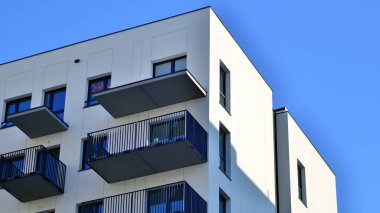 Modern apartmanlı bir yerleşim yeri. Modern bir apartmanın cephesi.