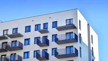 Modern apartmanlı bir yerleşim yeri. Modern bir apartmanın cephesi.