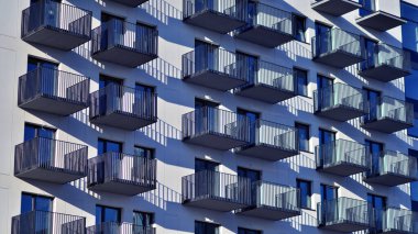 Modern apartmanlı bir yerleşim yeri. Modern bir apartmanın cephesi.