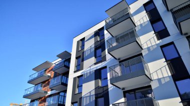 Modern apartmanlı bir yerleşim yeri. Modern bir apartmanın cephesi.