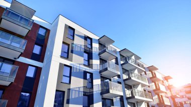 Modern apartmanlı bir yerleşim yeri. Modern bir apartmanın cephesi.