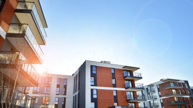 Modern apartmanlı bir yerleşim yeri. Modern bir apartmanın cephesi.