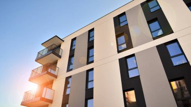 Modern apartmanlı bir yerleşim yeri. Modern bir apartmanın cephesi.