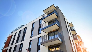 Modern apartmanlı bir yerleşim yeri. Modern bir apartmanın cephesi.