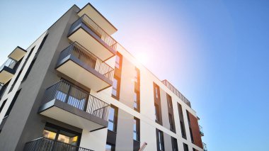 Modern apartmanlı bir yerleşim yeri. Modern bir apartmanın cephesi.