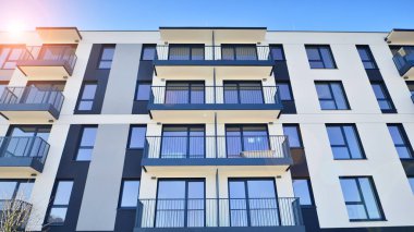 Modern apartmanlı bir yerleşim yeri. Modern bir apartmanın cephesi.