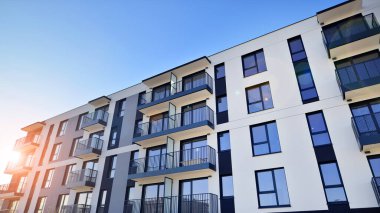Modern apartmanlı bir yerleşim yeri. Modern bir apartmanın cephesi.