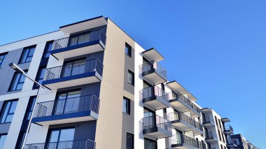 Modern apartmanlı bir yerleşim yeri. Modern bir apartmanın cephesi.