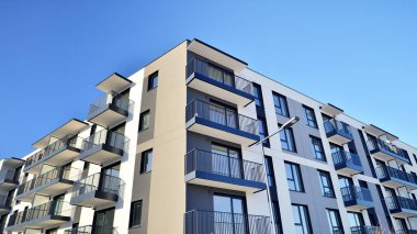 Modern apartmanlı bir yerleşim yeri. Modern bir apartmanın cephesi.