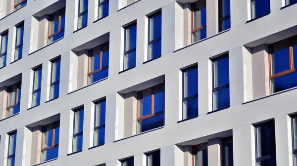 Modern apartmanlı bir yerleşim yeri. Modern bir apartmanın cephesi.