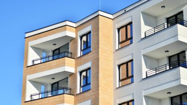 Modern apartmanlı bir yerleşim yeri. Çok katlı, modern, yeni ve şık apartmanlar..