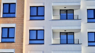 Modern apartmanlı bir yerleşim yeri. Çok katlı, modern, yeni ve şık apartmanlar..