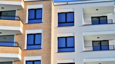 Modern apartmanlı bir yerleşim yeri. Çok katlı, modern, yeni ve şık apartmanlar..