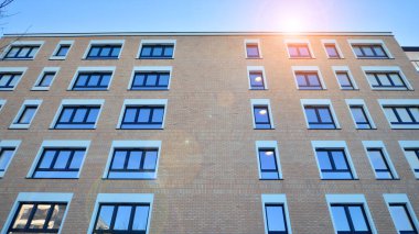 Modern apartmanlı bir yerleşim yeri. Çok katlı, modern, yeni ve şık apartmanlar..