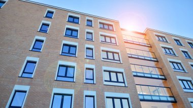 Modern apartmanlı bir yerleşim yeri. Çok katlı, modern, yeni ve şık apartmanlar..