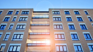 Modern apartmanlı bir yerleşim yeri. Çok katlı, modern, yeni ve şık apartmanlar..