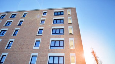 Modern apartmanlı bir yerleşim yeri. Çok katlı, modern, yeni ve şık apartmanlar..