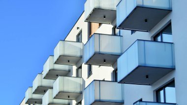 Modern apartmanlı bir yerleşim yeri. Çok katlı, modern, yeni ve şık apartmanlar..