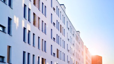 Modern apartmanlı bir yerleşim yeri. Çok katlı, modern, yeni ve şık apartmanlar..