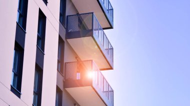 Modern apartmanlı bir yerleşim yeri. Çok katlı, modern, yeni ve şık apartmanlar..