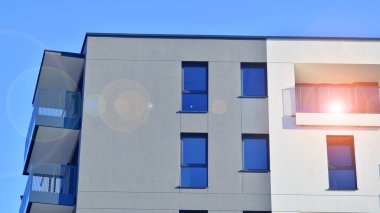 Modern apartmanlı bir yerleşim yeri. Çok katlı, modern, yeni ve şık apartmanlar..