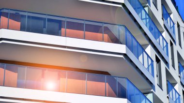 Modern apartmanlı bir yerleşim yeri. Çok katlı, modern, yeni ve şık apartmanlar..