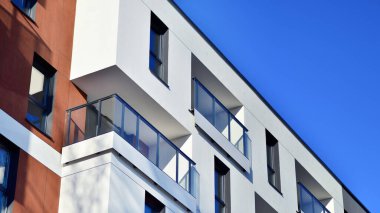 Modern apartmanlı bir yerleşim yeri. Çok katlı, modern, yeni ve şık apartmanlar..