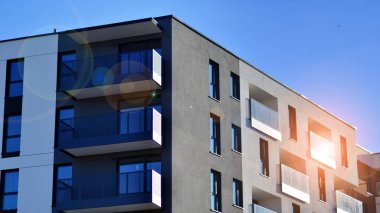 Modern apartmanlı bir yerleşim yeri. Çok katlı, modern, yeni ve şık apartmanlar..