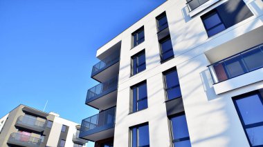 Modern apartmanlı bir yerleşim yeri. Çok katlı, modern, yeni ve şık apartmanlar..