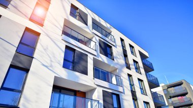Modern apartmanlı bir yerleşim yeri. Çok katlı, modern, yeni ve şık apartmanlar..