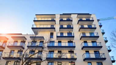 Modern apartmanlı bir yerleşim yeri. Çok katlı, modern, yeni ve şık apartmanlar..