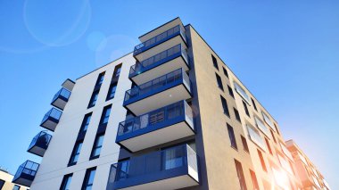 Modern apartmanlı bir yerleşim yeri. Çok katlı, modern, yeni ve şık apartmanlar..
