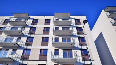 Modern apartmanlı bir yerleşim yeri. Çok katlı, modern, yeni ve şık apartmanlar..