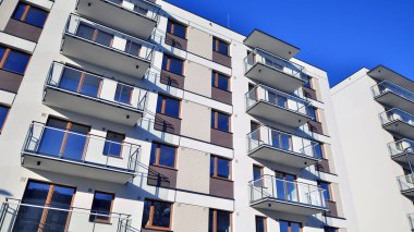 Modern apartmanlı bir yerleşim yeri. Çok katlı, modern, yeni ve şık apartmanlar..