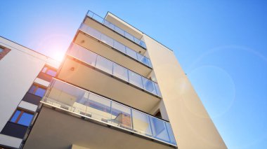 Modern apartmanlı bir yerleşim yeri. Çok katlı, modern, yeni ve şık apartmanlar..