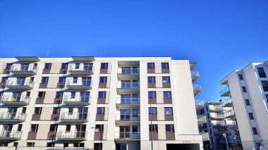 Modern apartmanlı bir yerleşim yeri. Çok katlı, modern, yeni ve şık apartmanlar..