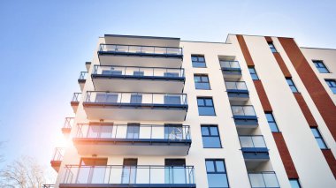 Modern apartmanlı bir yerleşim yeri. Çok katlı, modern, yeni ve şık apartmanlar..