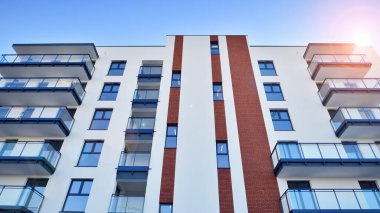 Modern apartmanlı bir yerleşim yeri. Çok katlı, modern, yeni ve şık apartmanlar..