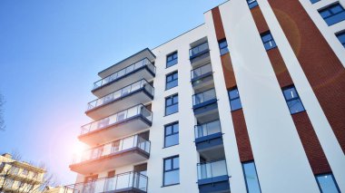 Modern apartmanlı bir yerleşim yeri. Çok katlı, modern, yeni ve şık apartmanlar..