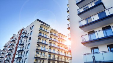 Modern apartmanlı bir yerleşim yeri. Çok katlı, modern, yeni ve şık apartmanlar..