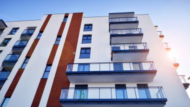 Modern apartmanlı bir yerleşim yeri. Çok katlı, modern, yeni ve şık apartmanlar..