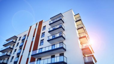 Modern apartmanlı bir yerleşim yeri. Çok katlı, modern, yeni ve şık apartmanlar..