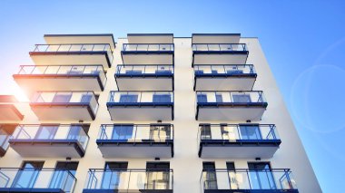 Modern apartmanlı bir yerleşim yeri. Çok katlı, modern, yeni ve şık apartmanlar..