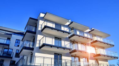 Modern apartmanlı bir yerleşim yeri. Çok katlı, modern, yeni ve şık apartmanlar..