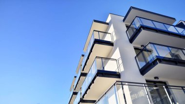 Modern apartmanlı bir yerleşim yeri. Çok katlı, modern, yeni ve şık apartmanlar..