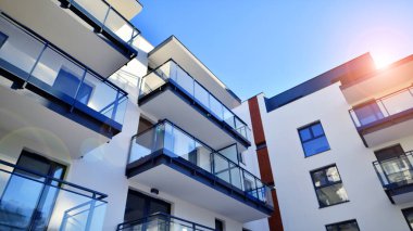 Modern apartmanlı bir yerleşim yeri. Çok katlı, modern, yeni ve şık apartmanlar..
