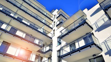 Modern apartmanlı bir yerleşim yeri. Çok katlı, modern, yeni ve şık apartmanlar..