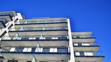 Modern apartmanlı bir yerleşim yeri. Çok katlı, modern, yeni ve şık apartmanlar..