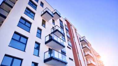 Modern apartmanlı bir yerleşim yeri. Çok katlı, modern, yeni ve şık apartmanlar..