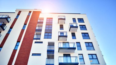 Modern apartmanlı bir yerleşim yeri. Çok katlı, modern, yeni ve şık apartmanlar..